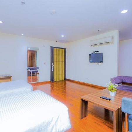 Hyphen Business Hotel Noida Bagian luar foto