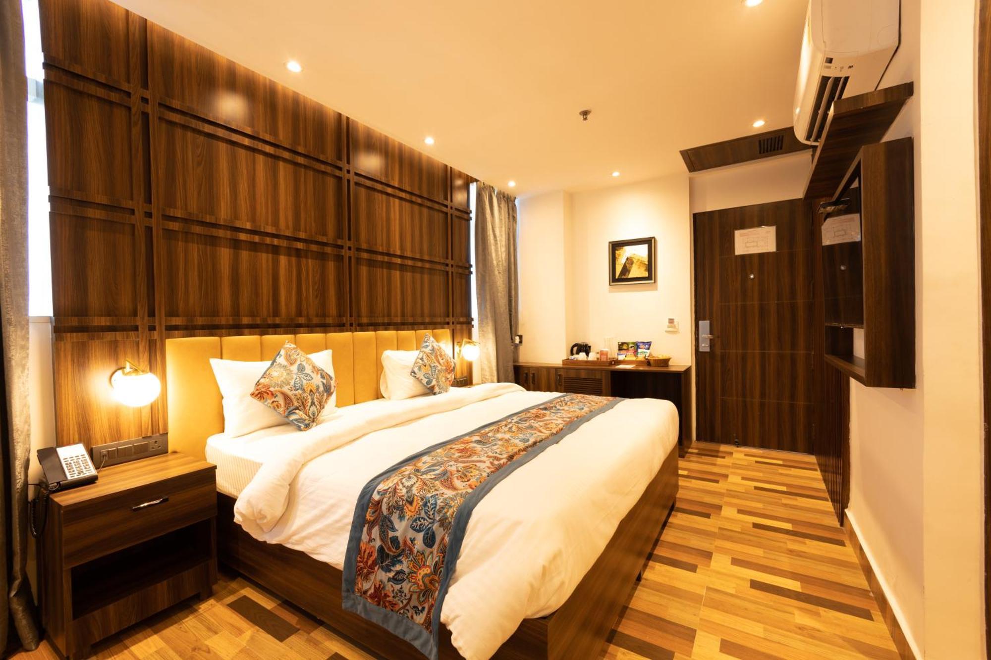 Hyphen Business Hotel Noida Bagian luar foto