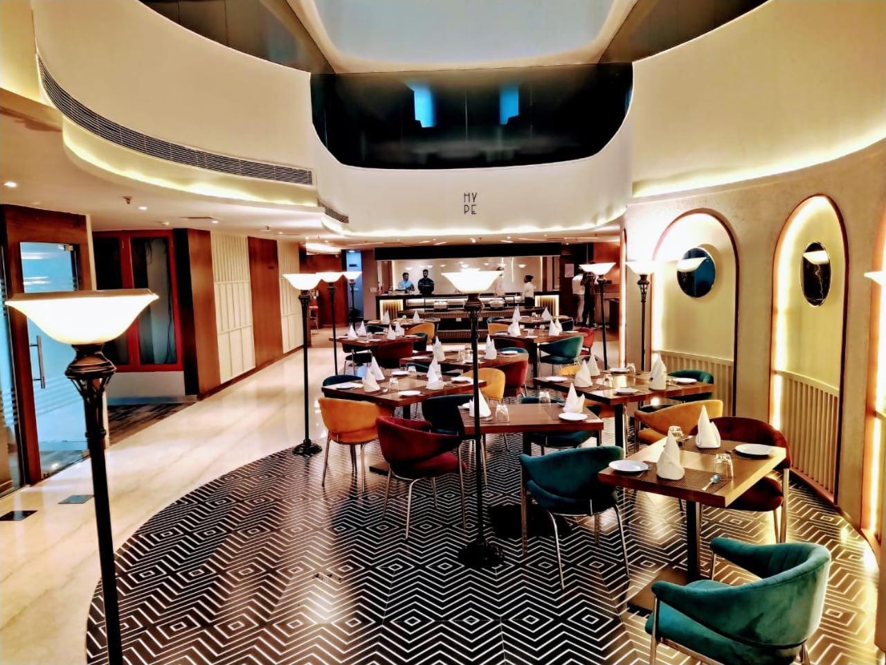 Hyphen Business Hotel Noida Bagian luar foto