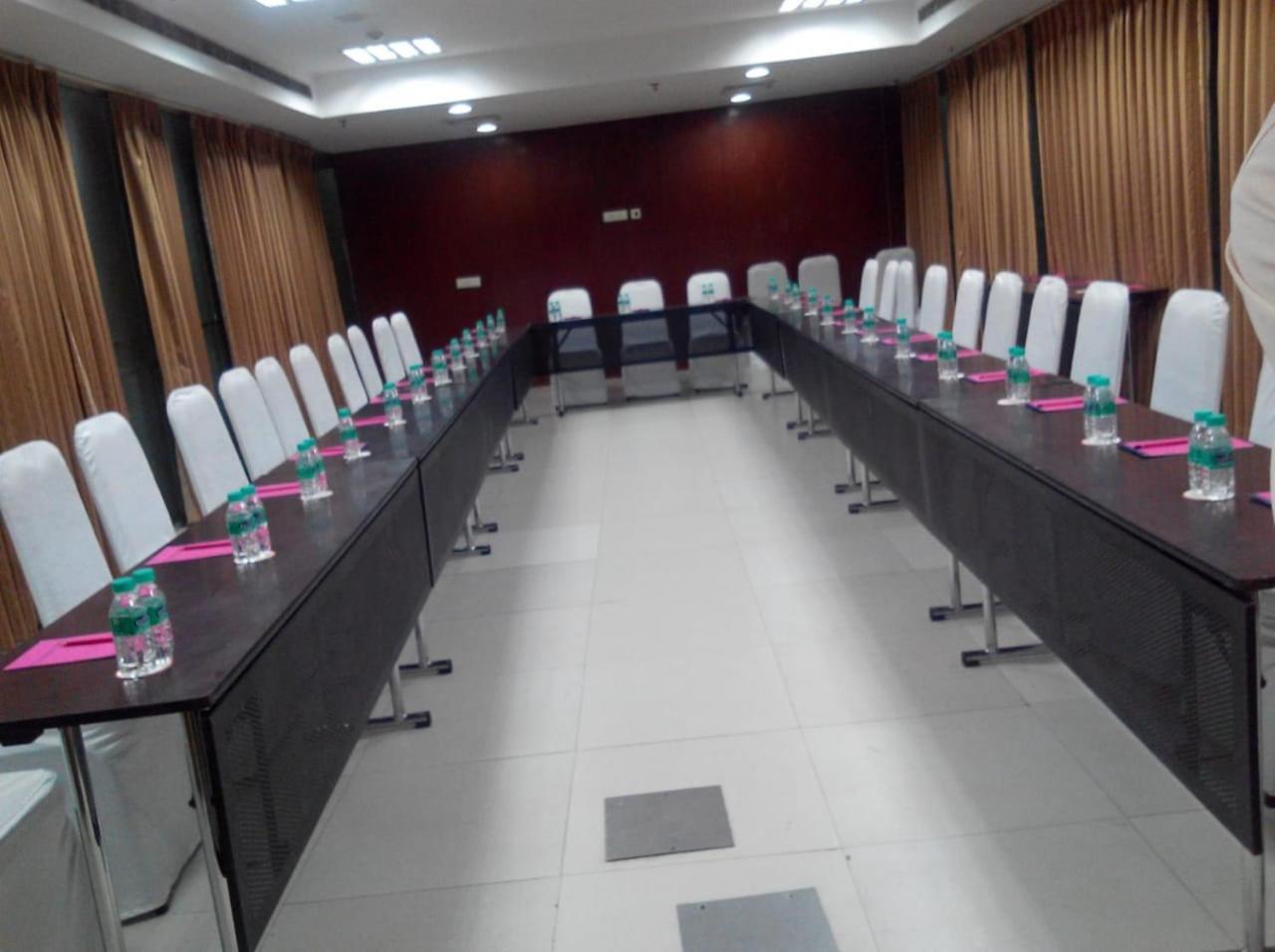 Hyphen Business Hotel Noida Bagian luar foto