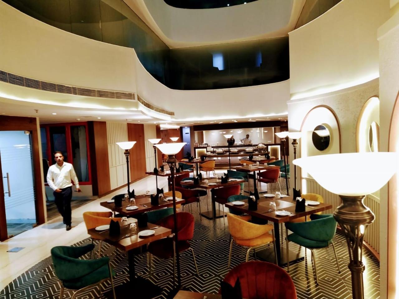 Hyphen Business Hotel Noida Bagian luar foto