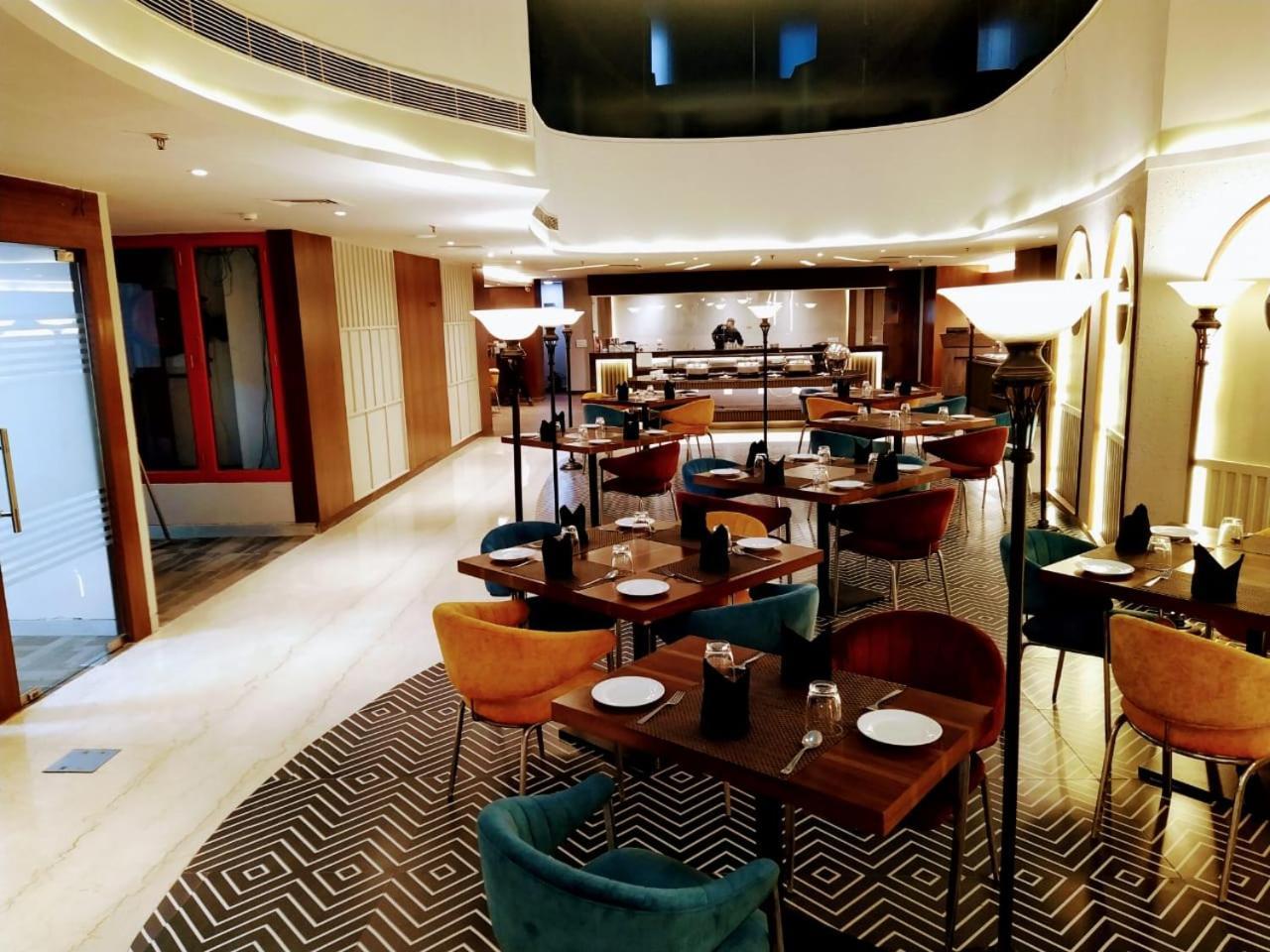 Hyphen Business Hotel Noida Bagian luar foto
