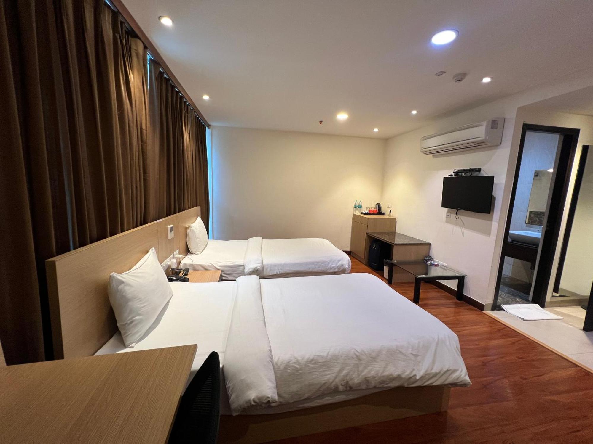 Hyphen Business Hotel Noida Bagian luar foto