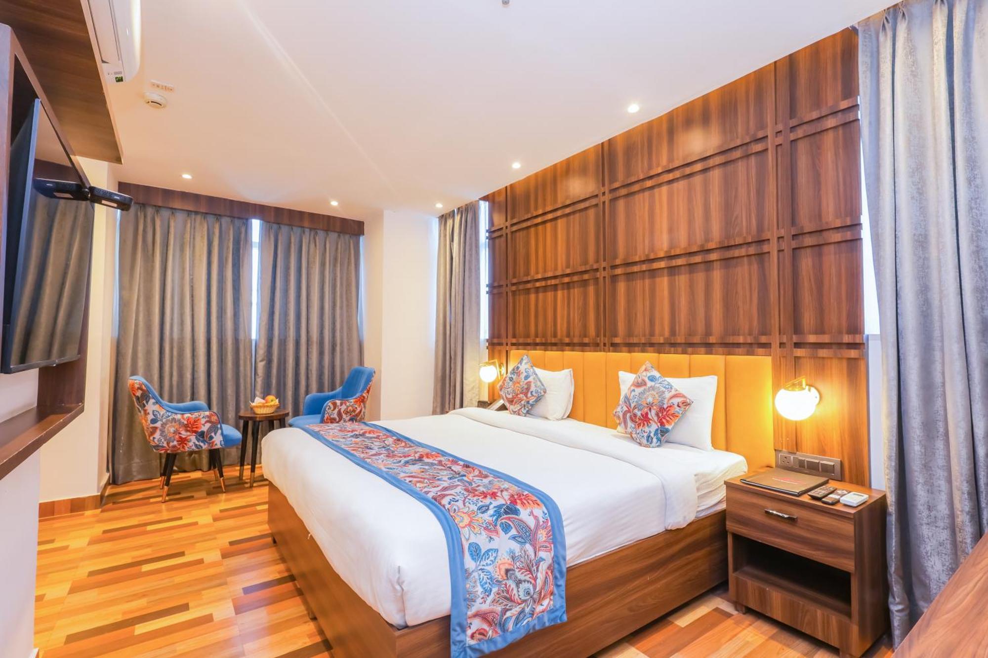 Hyphen Business Hotel Noida Bagian luar foto