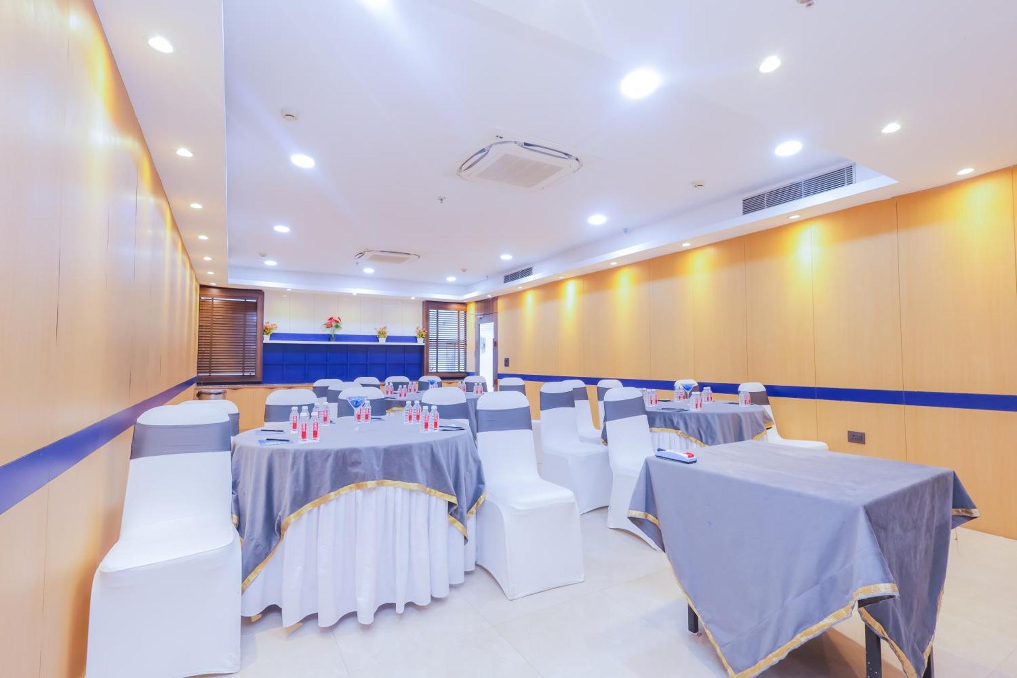 Hyphen Business Hotel Noida Bagian luar foto